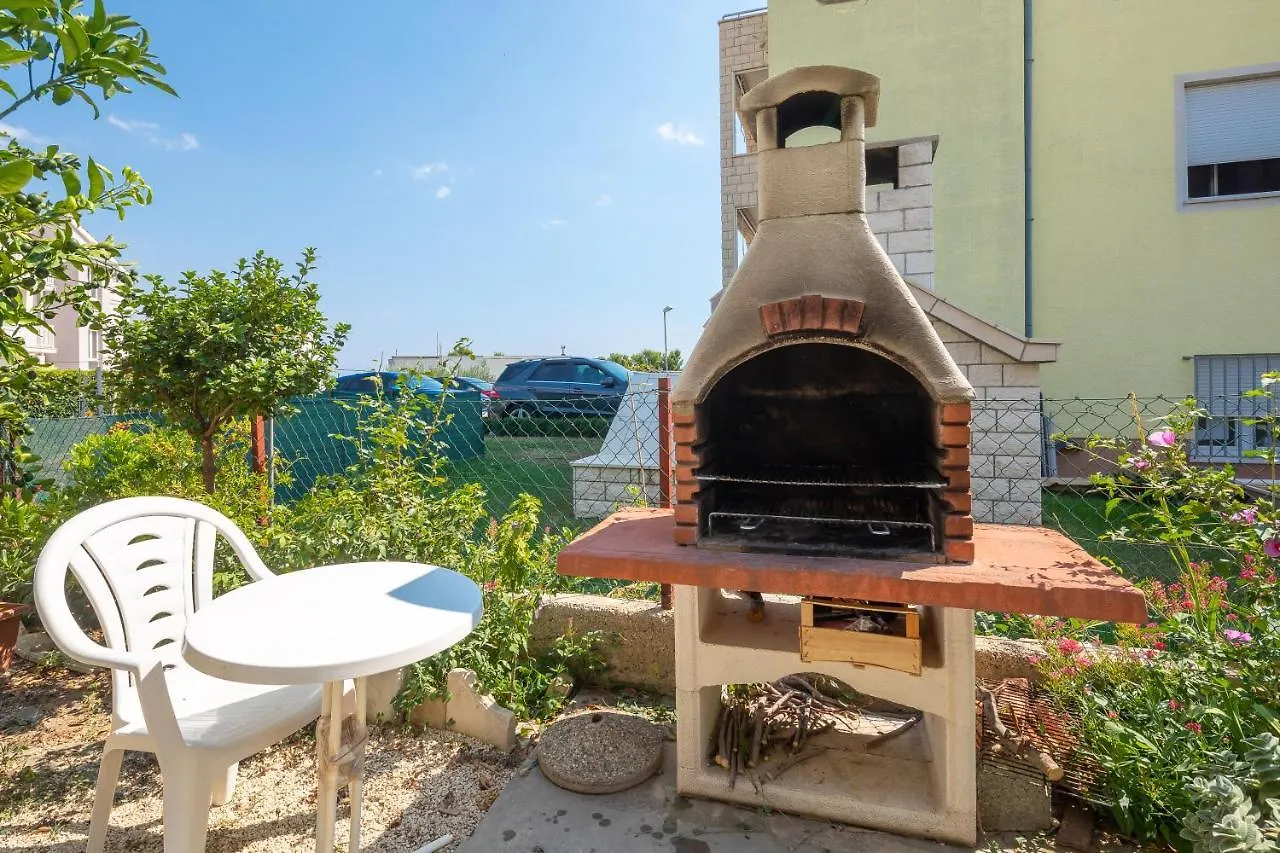 A2 - Apt Near Beach W Patio Parking And Grill Split Croatia