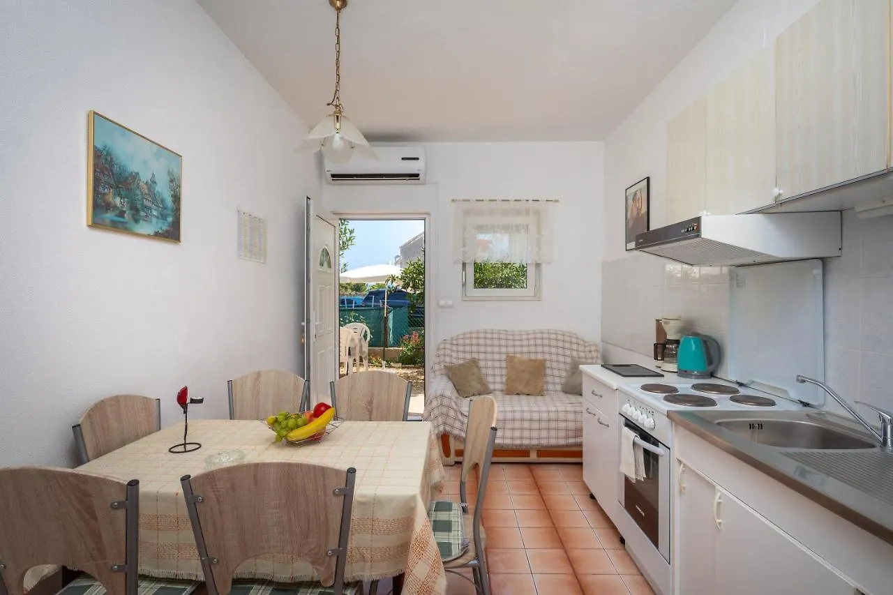 Apartment A2 - Apt Near Beach W Patio Parking And Grill Split