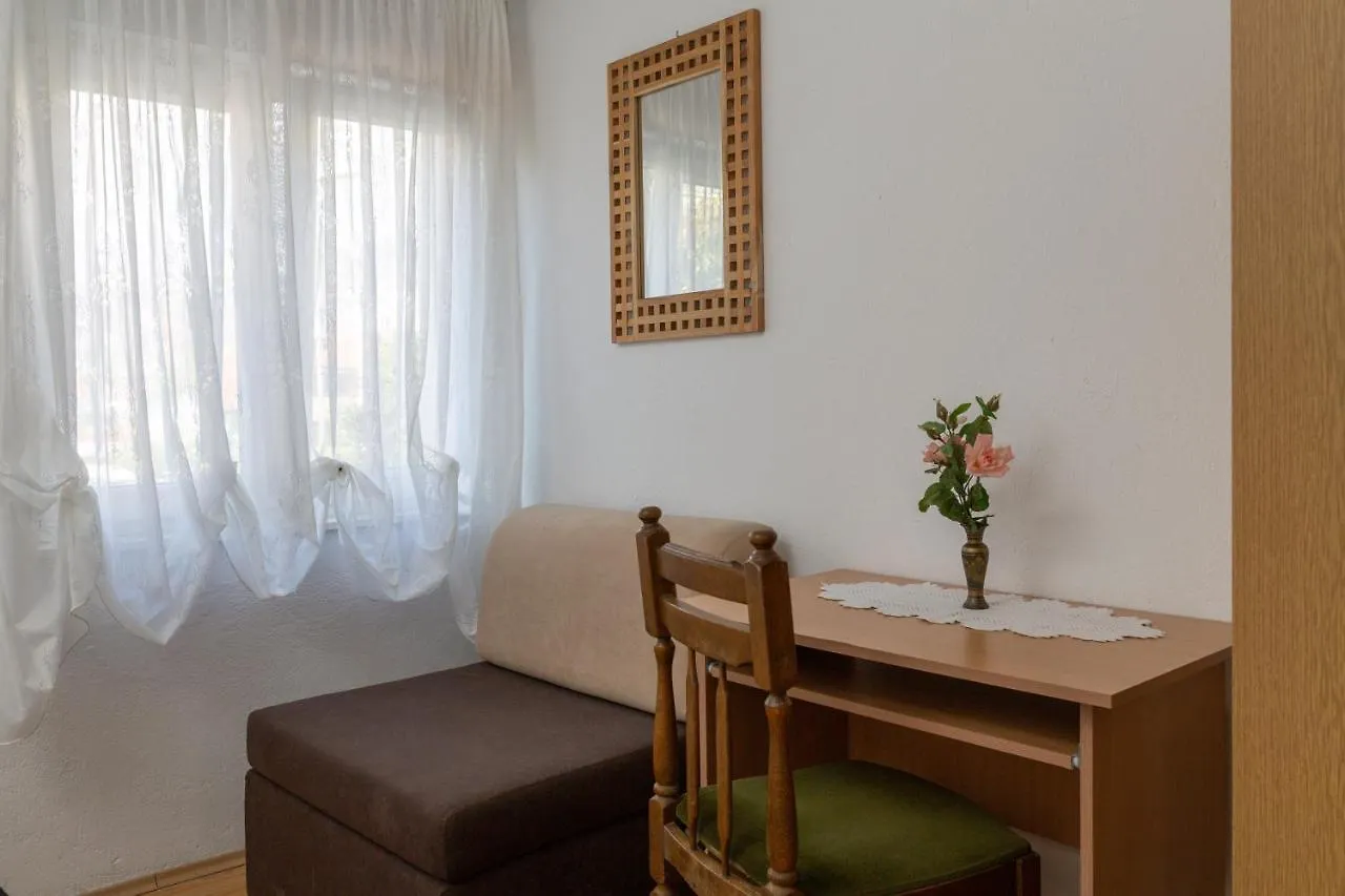 A2 - Apt Near Beach W Patio Parking And Grill Split Apartment