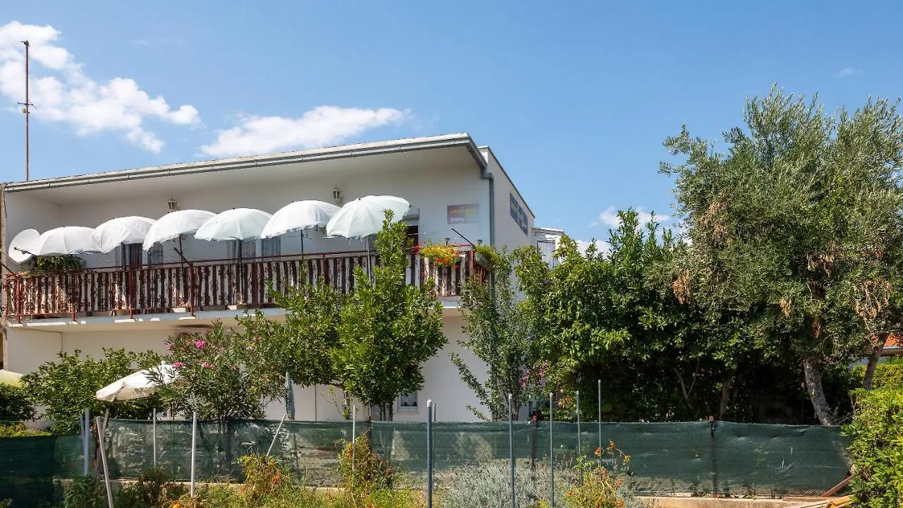 A2 - Apt Near Beach W Patio Parking And Grill Split 0*,  Croatia