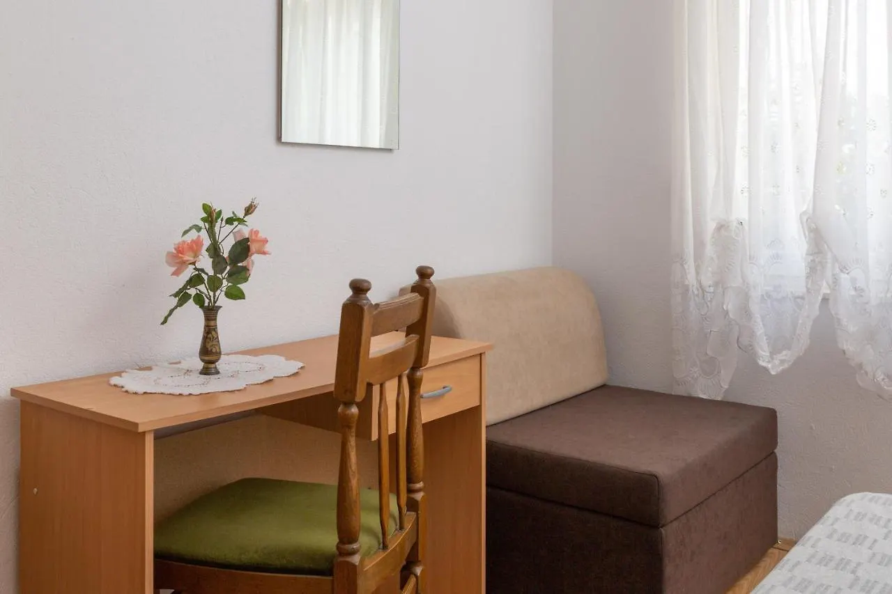 A2 - Apt Near Beach W Patio Parking And Grill Split 0*,  Croatia